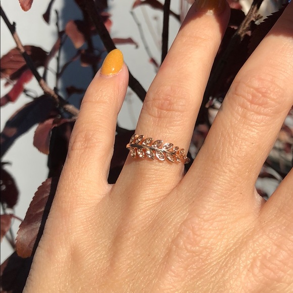 🎉Host Pick🎉Rose gold feather ring - Picture 4 of 5